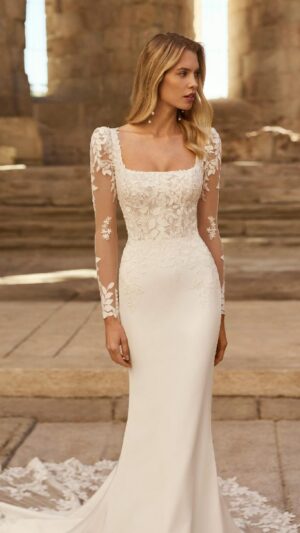 Vestido de Novia Sirena Adriana Alier PARAMO con Encaje Floral y Cola Catedral