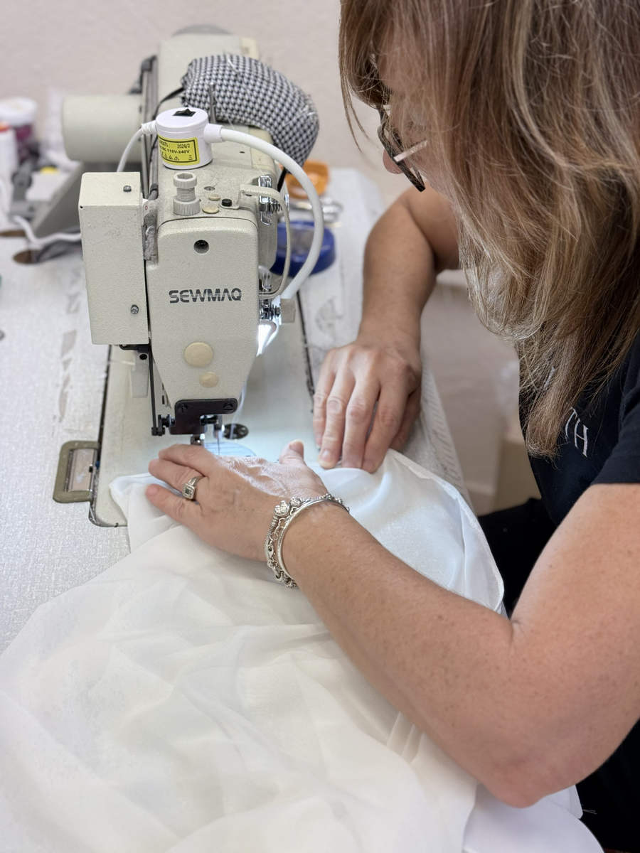 Costura y arreglos de vestidos en el atelier de Cristyanth